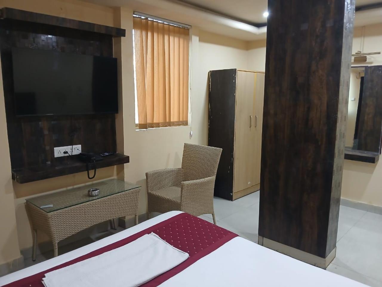 Blossoms Room Holiday Inn- Lakdikapul Hyderabad Exterior foto