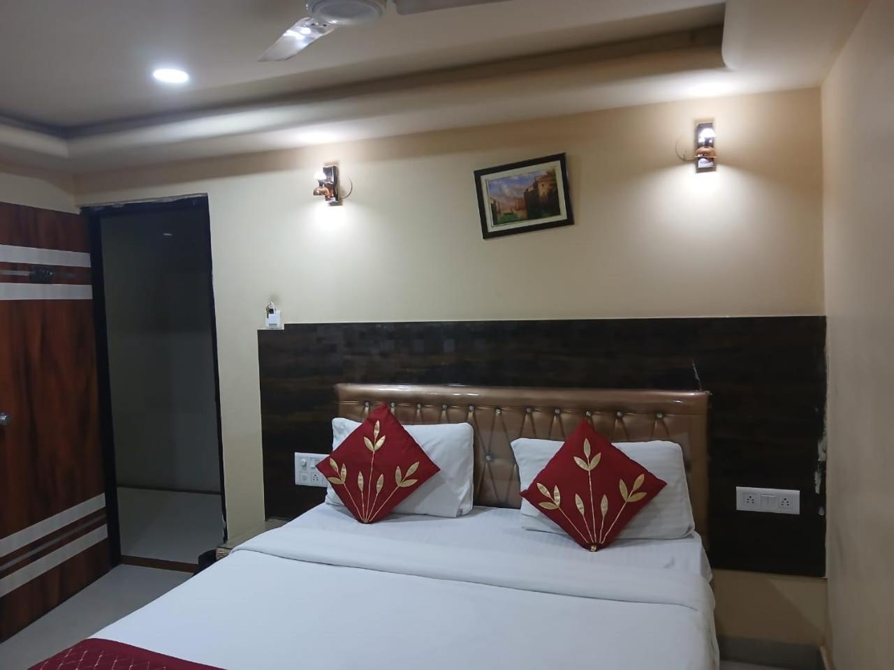Blossoms Room Holiday Inn- Lakdikapul Hyderabad Exterior foto